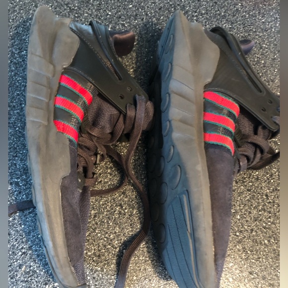 Men’s Adidas Equipment black with red stripes size 10 Running shoes - Picture 1 of 15